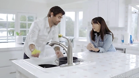 Hawt stripper gets fucked in her mouth