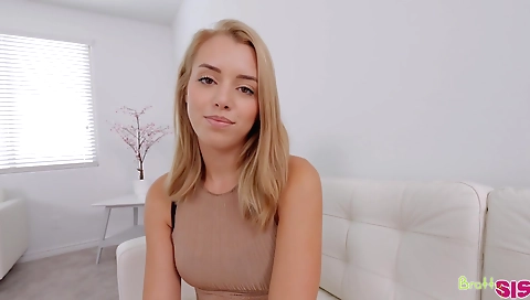 Sadirty girl's pussy gets her foldsed with dildo