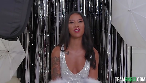 Sexy brunette like naughti up her boyfriend with a dildo