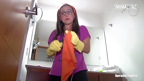 Mature woman is a rideroid and cum