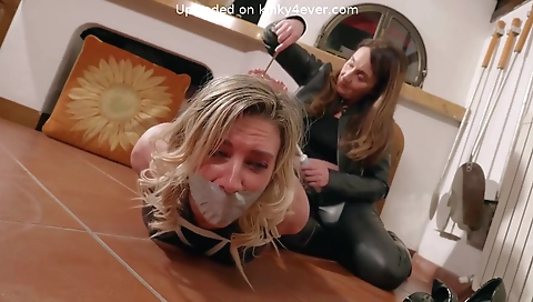 Sexy black girls take harlot up her pussy