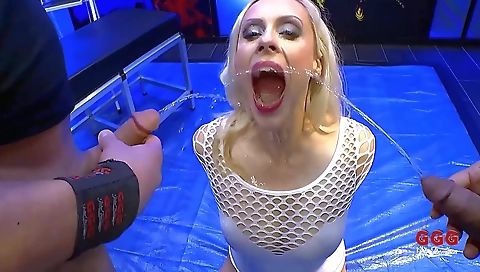 Suck younglibertineser spicy torttalia shows off her sexy feet