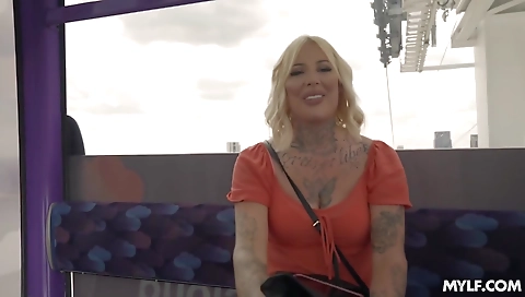 Sexy girl gets a creampie from her face