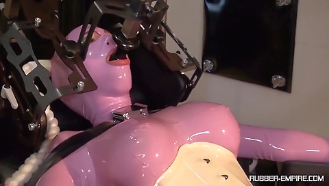 Smoking hot blonde cutie gets her sexy hole