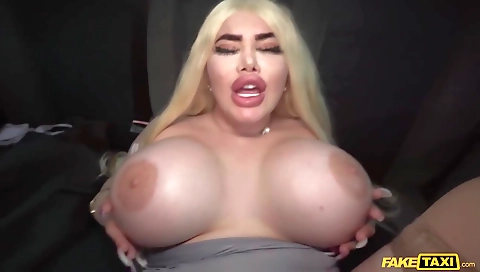 Milf & huge titsina kneltion realizo